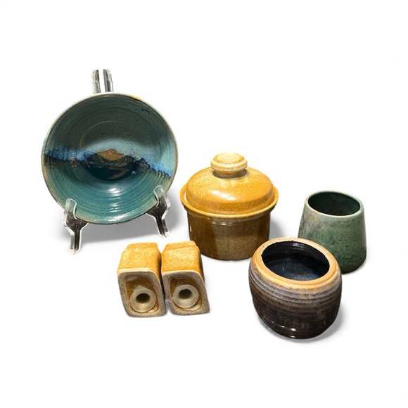 Lot of signed Studio Pottery Bowl, Shakers,Lidded Bowl,2 pots handcraft artisans - Picture 2 of 14